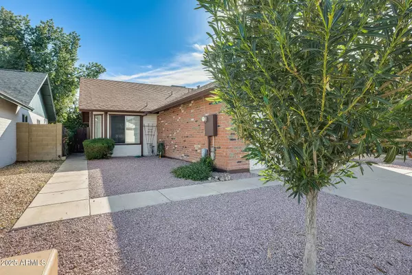 8709 W SAINT JOHN Road, Peoria, AZ 85382