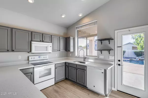 4043 W DESERT HOLLOW Drive, Phoenix, AZ 85083