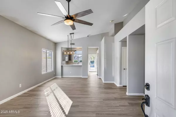 4043 W DESERT HOLLOW Drive, Phoenix, AZ 85083