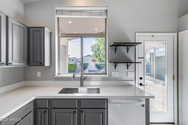 4043 W DESERT HOLLOW Drive, Phoenix, AZ 85083