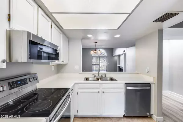 2718 W DESERT COVE Avenue, Phoenix, AZ 85029