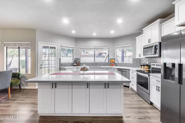 1042 W NEWPORT BEACH Drive, Gilbert, AZ 85233