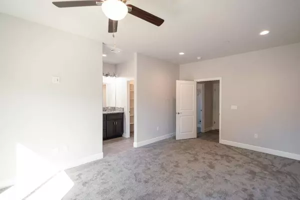 858 N Palm St, Woodlake, CA 93286