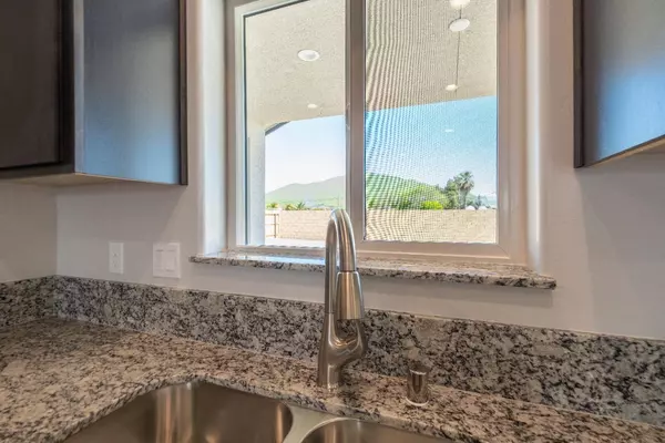 868 N Palm St, Woodlake, CA 93286