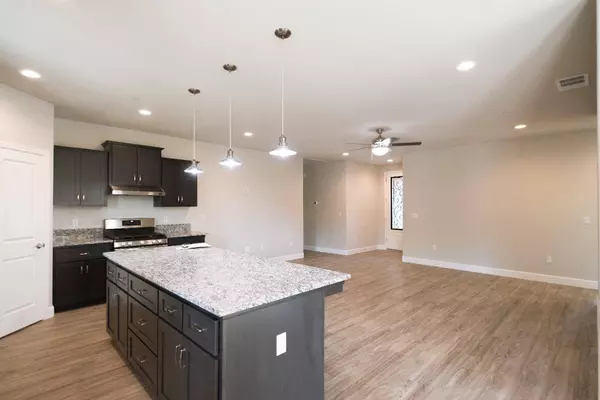 1014 N Walnut St, Woodlake, CA 93286