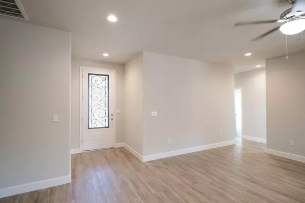 1014 N Walnut St, Woodlake, CA 93286