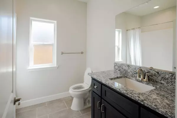 858 N Palm St, Woodlake, CA 93286