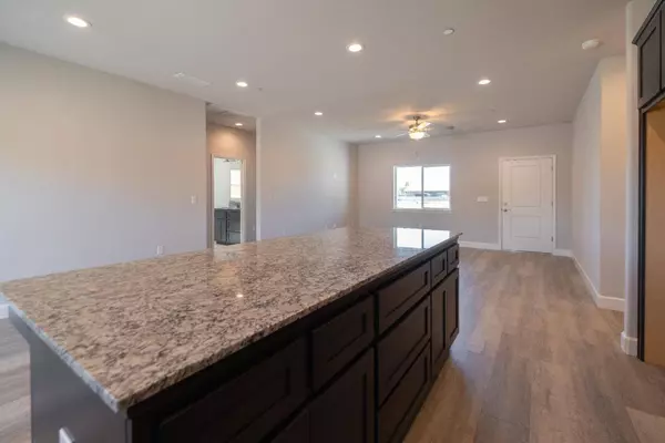 868 N Palm St, Woodlake, CA 93286