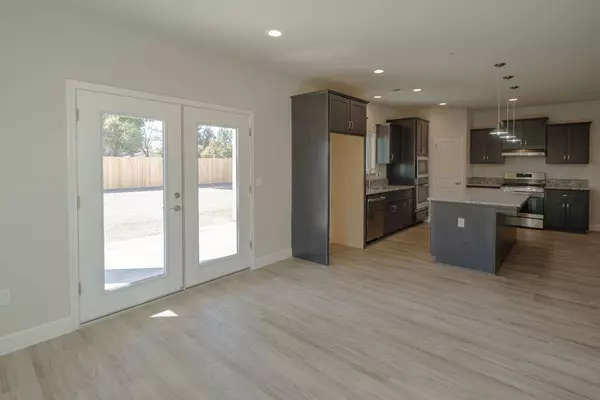 1014 N Walnut St, Woodlake, CA 93286