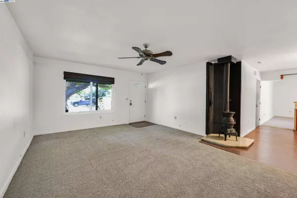 1033 Parkside Ave, Manteca, CA 95336