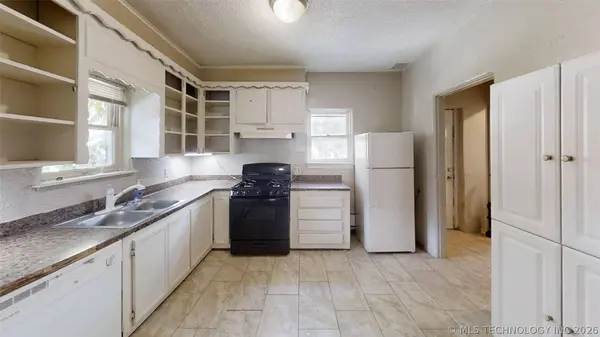 855 N Delaware PL, Tulsa, OK 74110