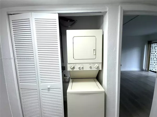 1525 NE 135th St #2, North Miami, FL 33161