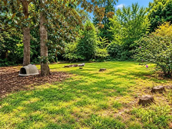 127 Ellendale LN, Atlanta, GA 30318