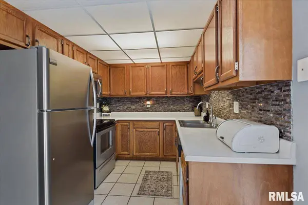 3028 Sutherland RD, Springfield, IL 62702