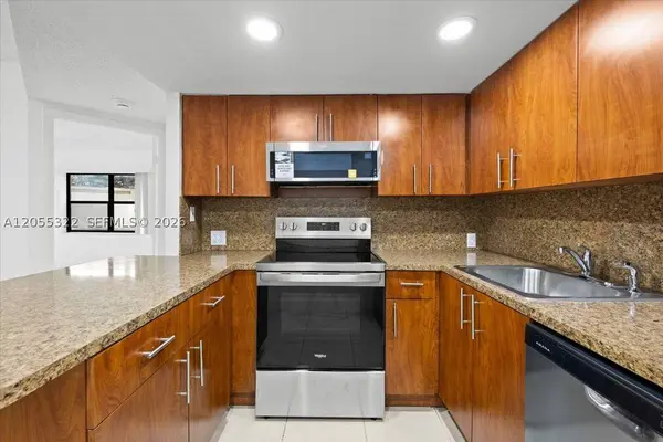 8290 Lake Dr #130, Doral, FL 33166