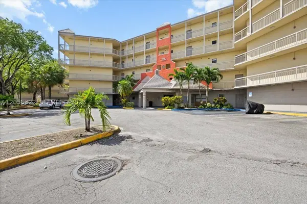 8290 Lake Dr #130, Doral, FL 33166