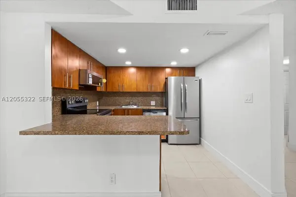 8290 Lake Dr #130, Doral, FL 33166