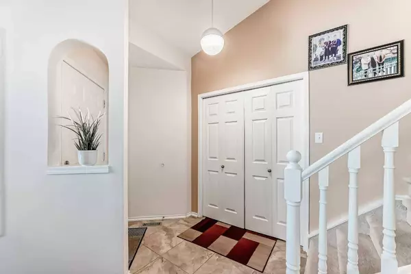 283 Macewan DR NW, Calgary, AB T3K 3W5