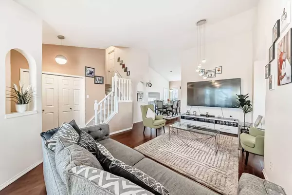 283 Macewan DR NW, Calgary, AB T3K 3W5