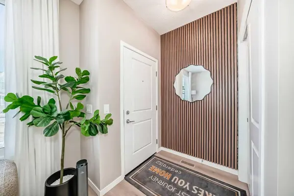 455 Tekarra DR NW, Calgary, AB T3R 2G3