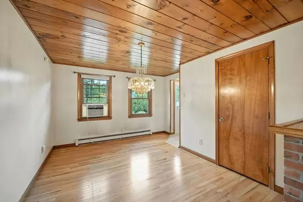 28 Sterling Dr, Easthampton, MA 01027