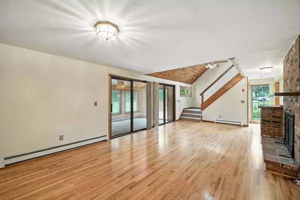 28 Sterling Dr, Easthampton, MA 01027