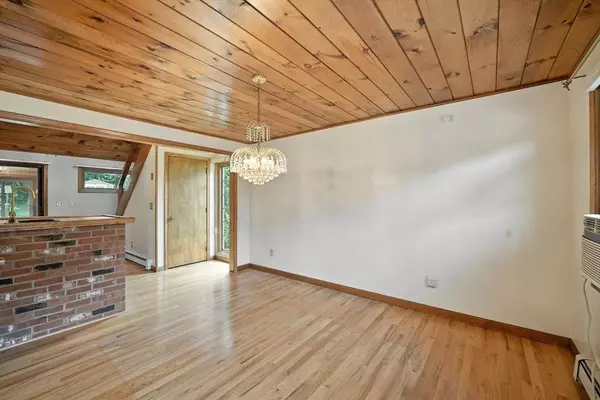 28 Sterling Dr, Easthampton, MA 01027