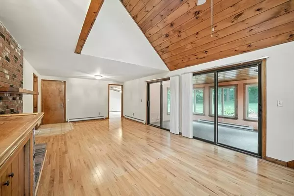 28 Sterling Dr, Easthampton, MA 01027