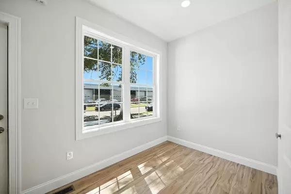 24 Medford St, Springfield, MA 01107