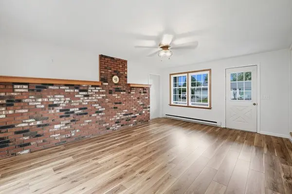 92 Highland St, Agawam, MA 01030