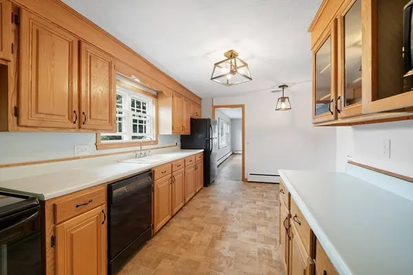 92 Highland St, Agawam, MA 01030