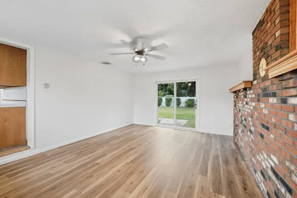 92 Highland St, Agawam, MA 01030