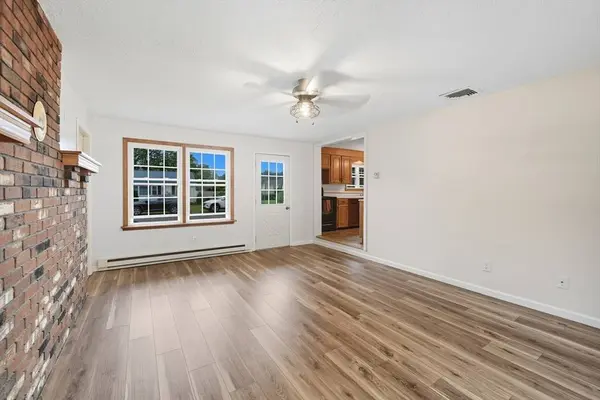 92 Highland St, Agawam, MA 01030