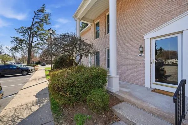 6 Mansion Woods Dr #C, Agawam, MA 01001