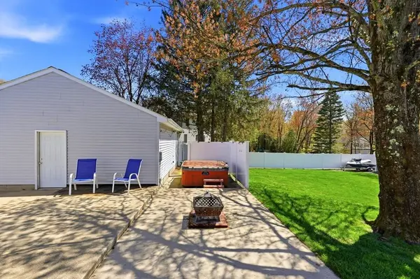 82 Pleasant Dr, Agawam, MA 01030