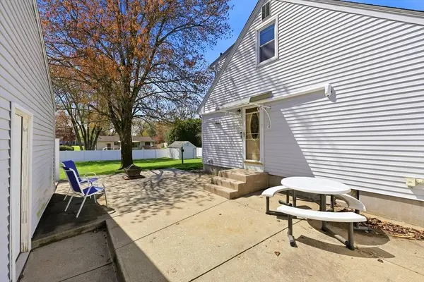 82 Pleasant Dr, Agawam, MA 01030