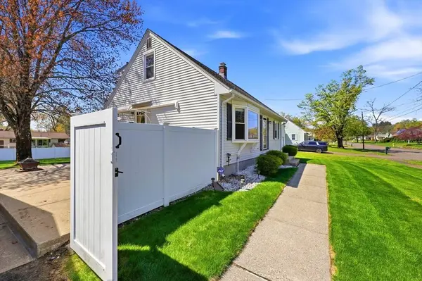 82 Pleasant Dr, Agawam, MA 01030