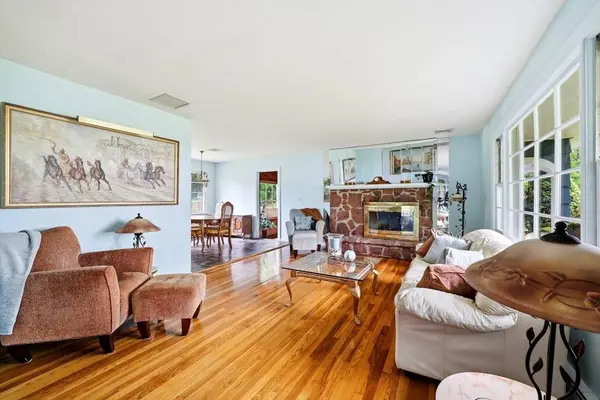 87 Squire Ln, Springfield, MA 01118