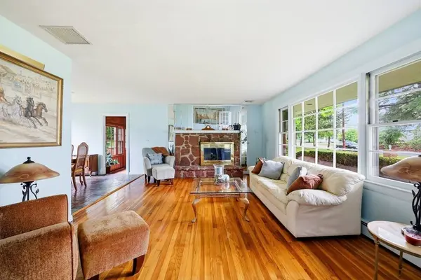 87 Squire Ln, Springfield, MA 01118