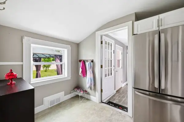 37 Valentine St, Agawam, MA 01001