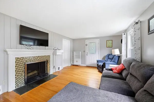 37 Valentine St, Agawam, MA 01001