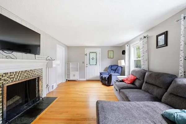 37 Valentine St, Agawam, MA 01001