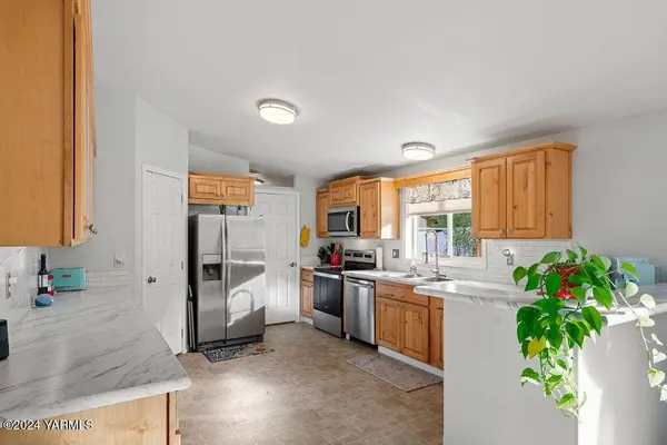 1521 Cutler Way, Zillah, WA 98953