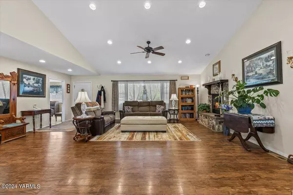 206 Pear Ave S, Yakima, WA 98908