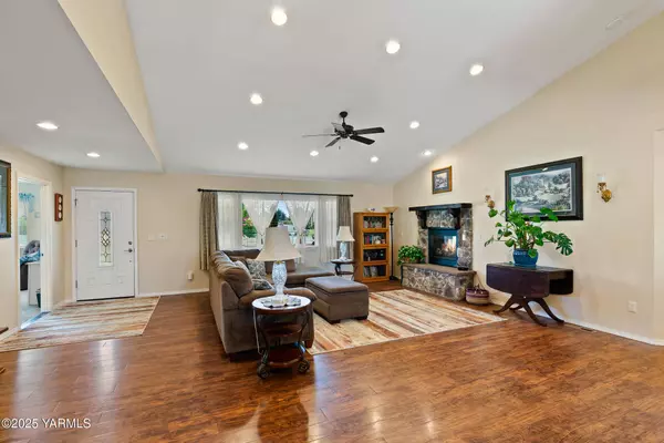 206 Pear Ave S, Yakima, WA 98908