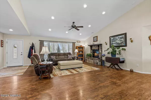 206 Pear Ave S, Yakima, WA 98908