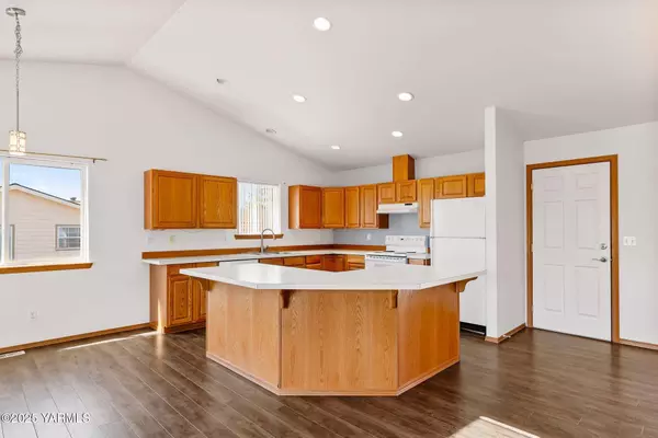 9503 Walnut St W, Yakima, WA 98908