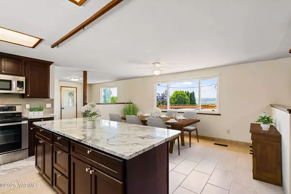 451 Pleasant Valley Pl, Yakima, WA 98908