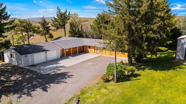 451 Pleasant Valley Pl, Yakima, WA 98908