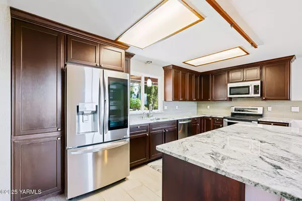 451 Pleasant Valley Pl, Yakima, WA 98908